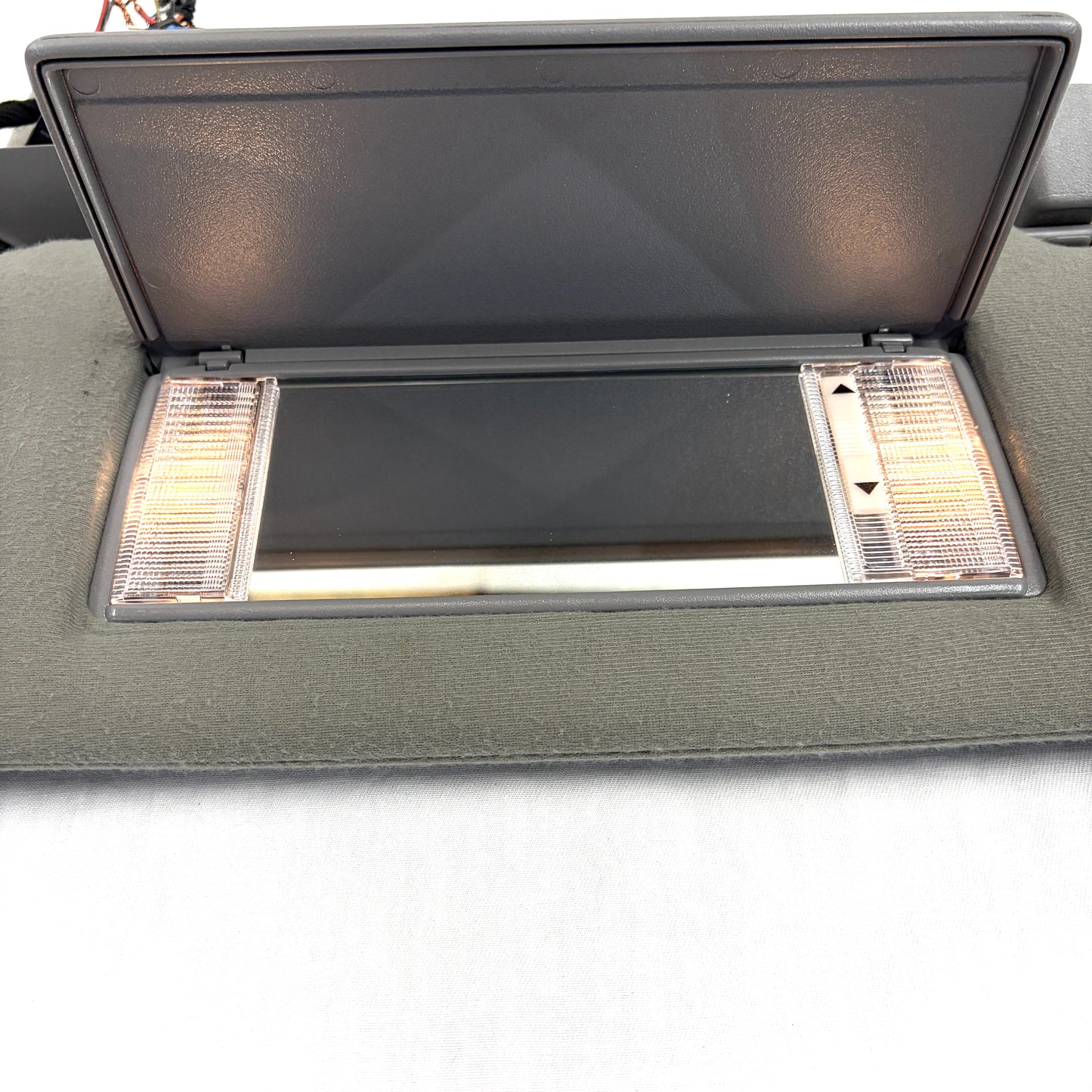 2001-2006 Avalanche Yukon Escalade Sun Visors Dual Deluxe Pair Driver Passenger OEM Shades Lights Mirrors Gray