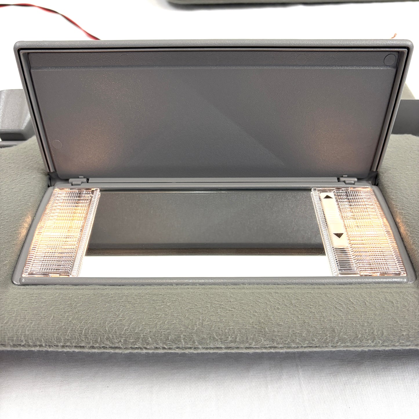 2001-2006 Avalanche Yukon Escalade Sun Visors Dual Deluxe Pair Driver Passenger OEM Shades Lights Mirrors Gray