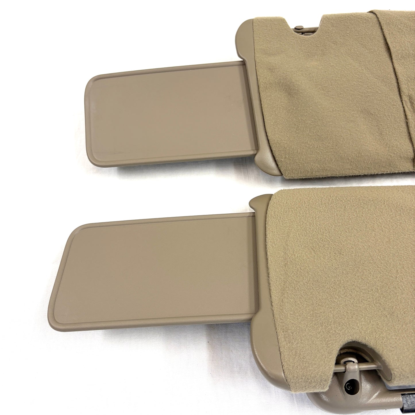 2000-2005 Buick LeSabre Sun Visors Driver Passenger Pair OEM Tan Dark Beige Lights Mirrors Dual Shades