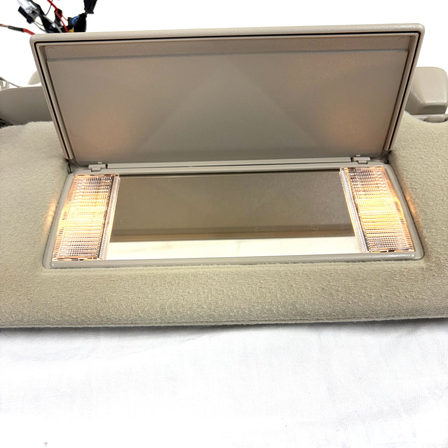 2001-2006 Avalanche Yukon Escalade Sun Visors Dual Deluxe Pair Driver Passenger OEM Shades Lights Mirrors Shale Beige