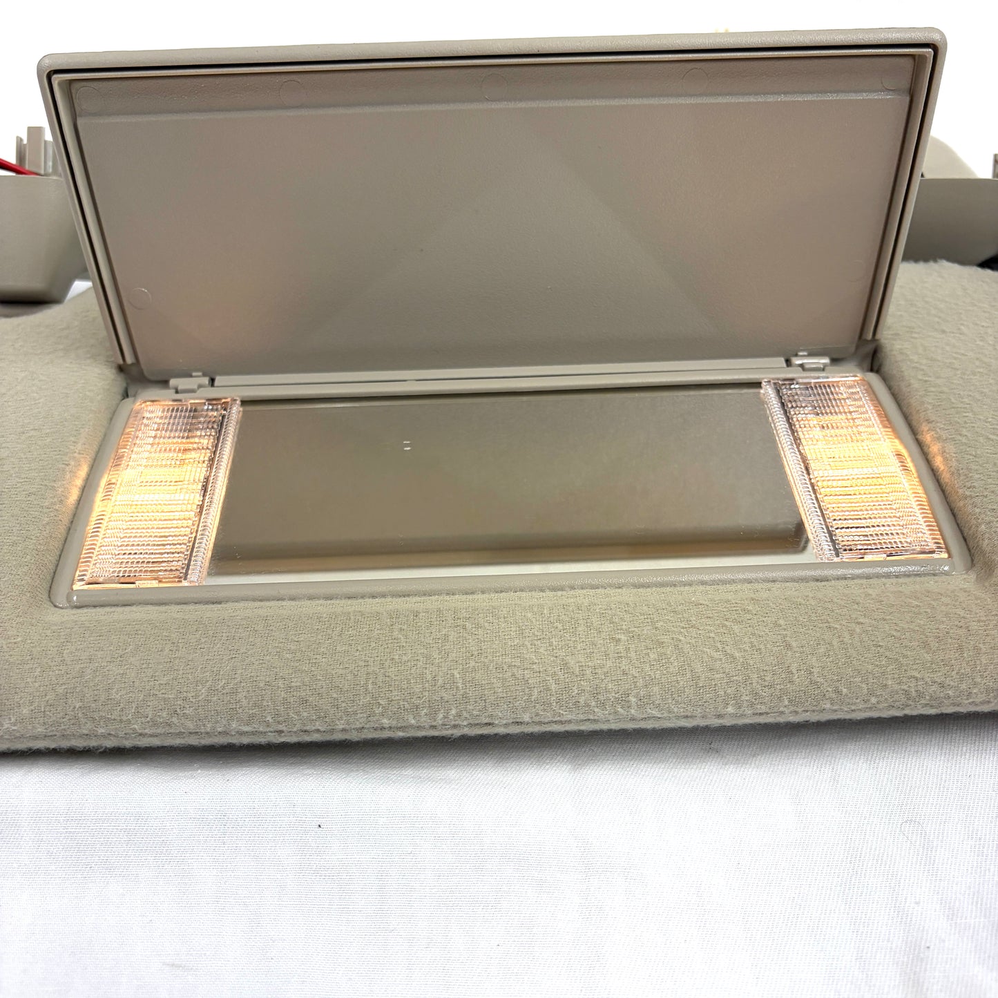 2001-2006 Avalanche Yukon Escalade Sun Visors Dual Deluxe Pair Driver Passenger OEM Shades Lights Mirrors Shale Beige