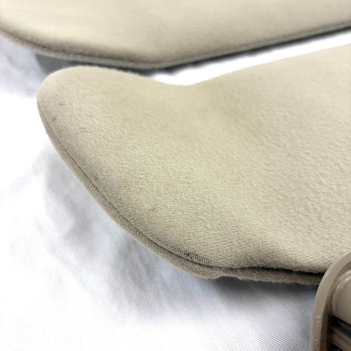 1999-2006 Sierra Silverado Sun Visors Passenger Driver Pair BEIGE SHALE OEM Shades W/ Mirror